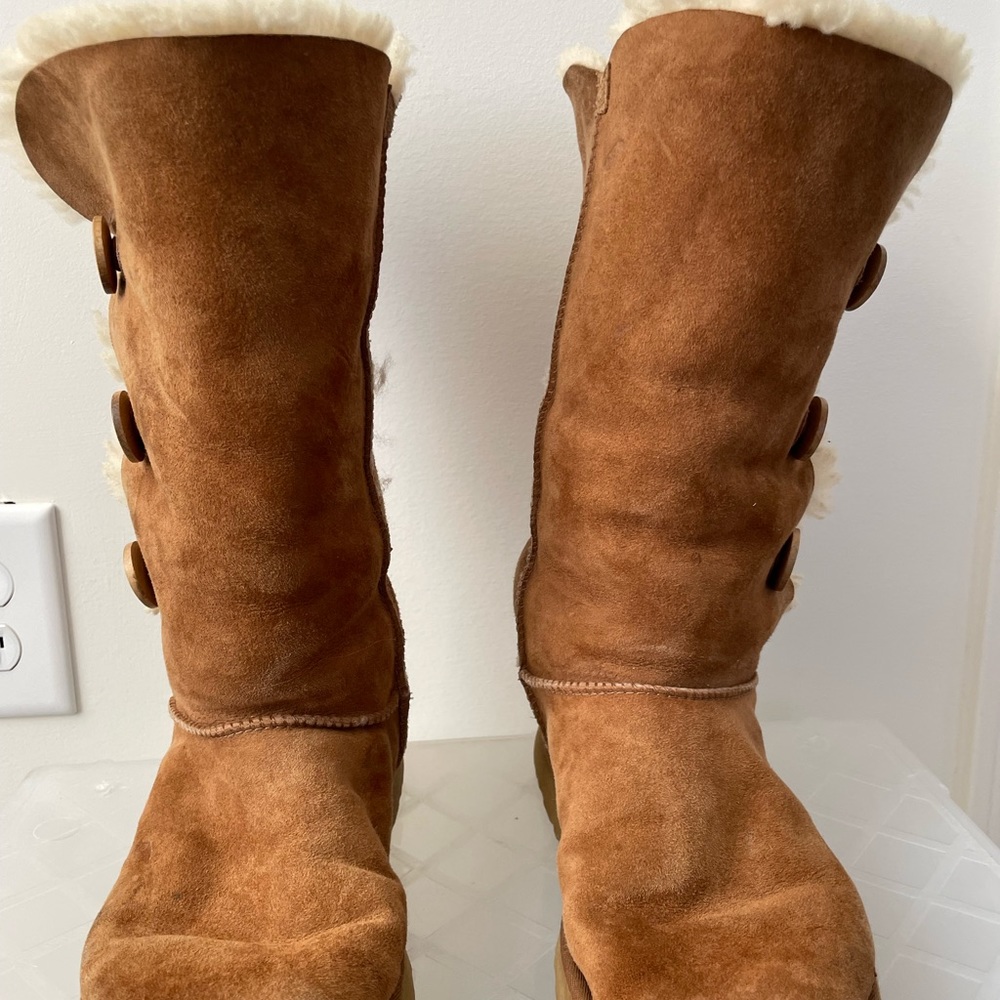 Triple Button Up Chestnut Uggs - image 2